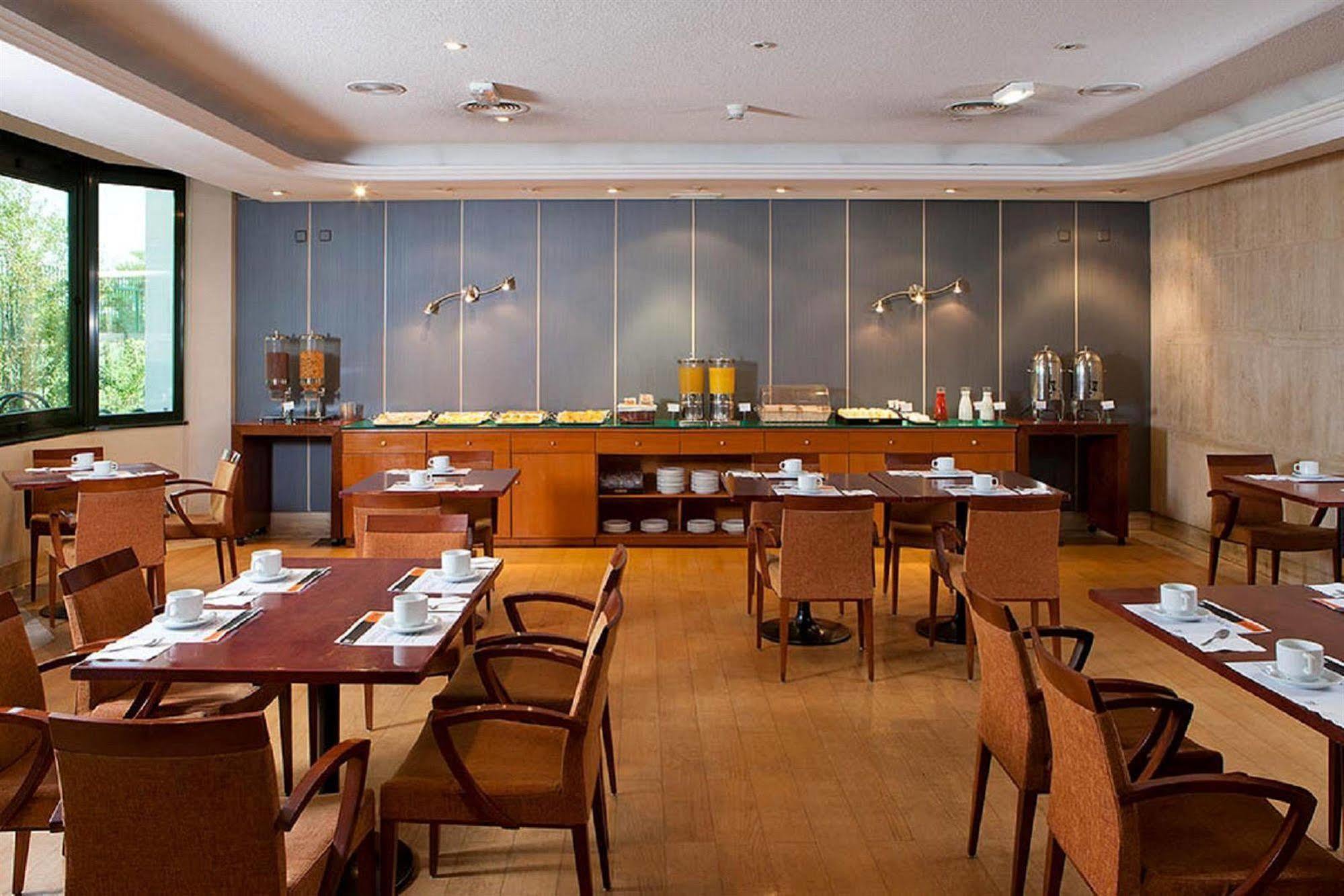 Apartamentos Th Las Rozas מסעדה תמונה